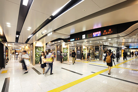 西駅舎柵外コンコース　拡幅された連絡通路